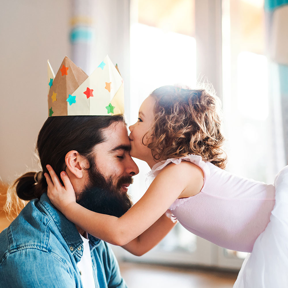 Un padre y una hija juegan a disfrazarse.