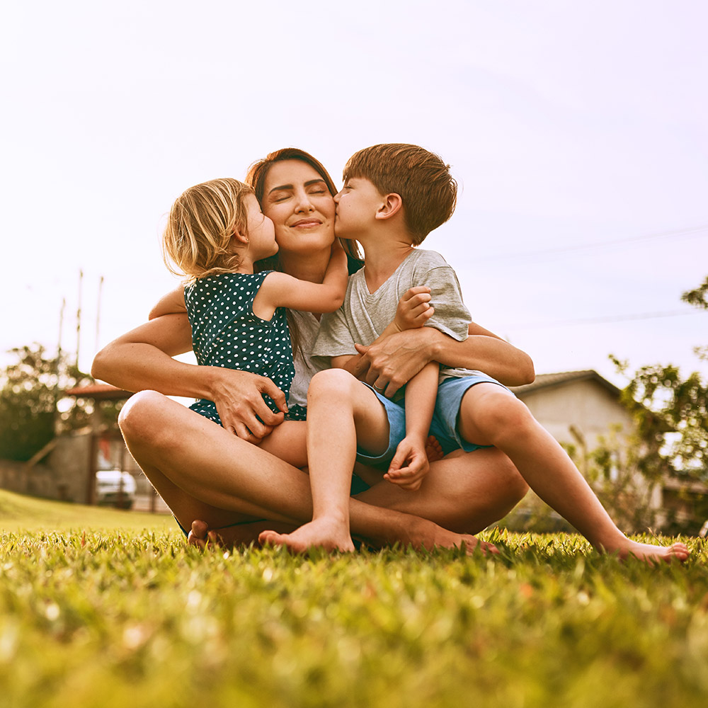 una madre con sus hijos en el patio