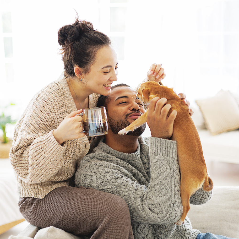 una pareja con cachorro