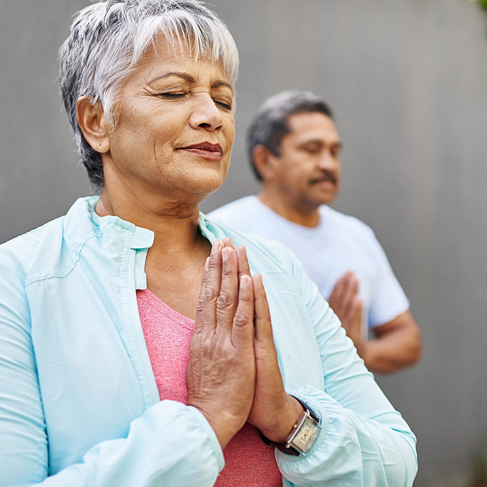 Una pareja adulta haciendo yoga