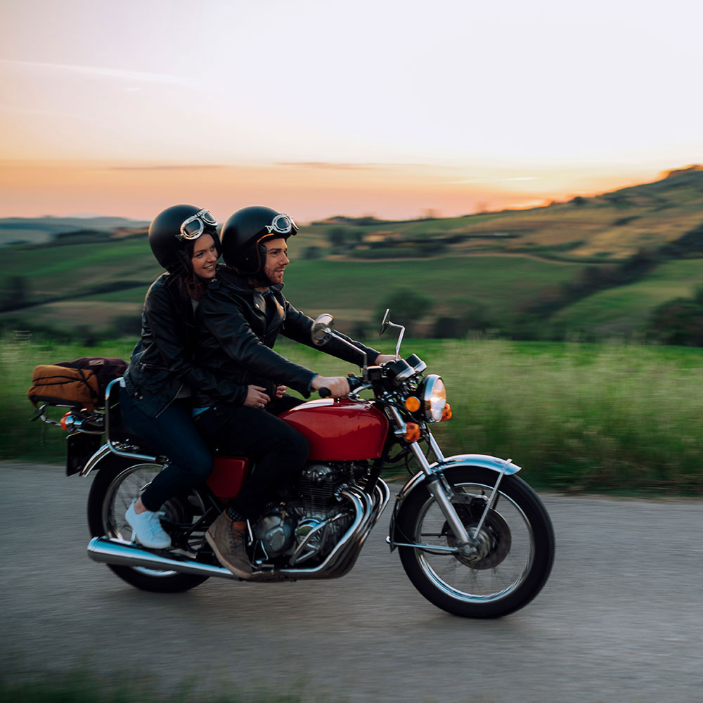 una pareja joven en una motocicleta clásica
