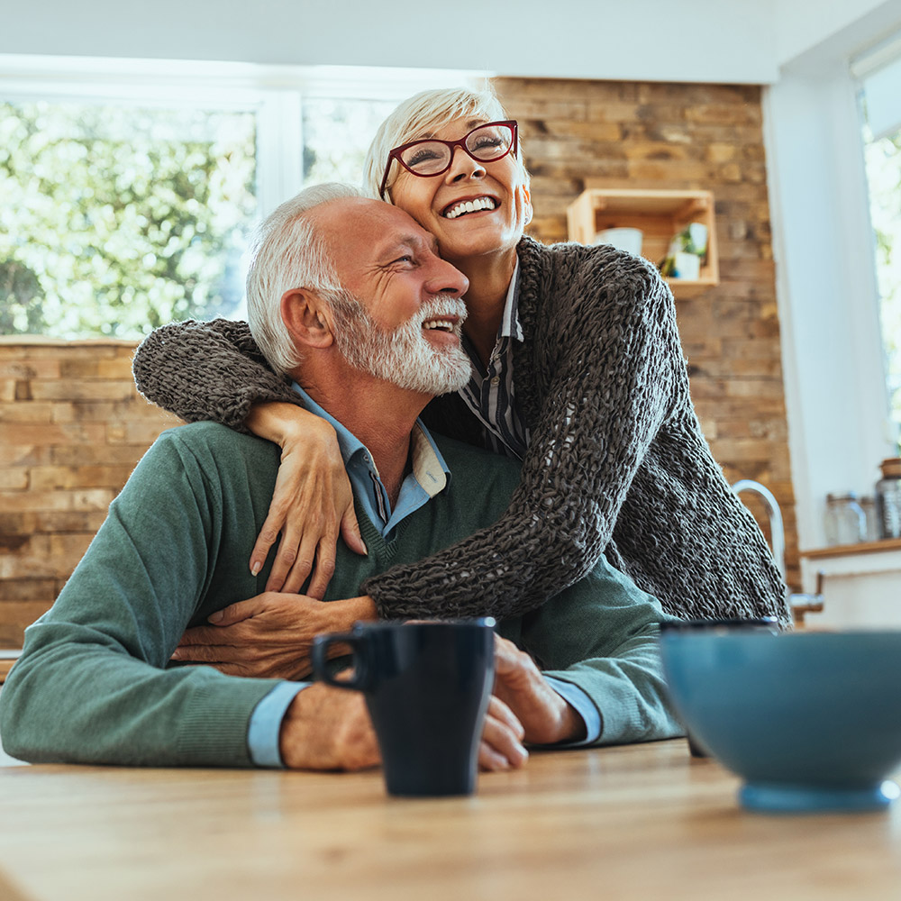 Una pareja abrazada en la cocina