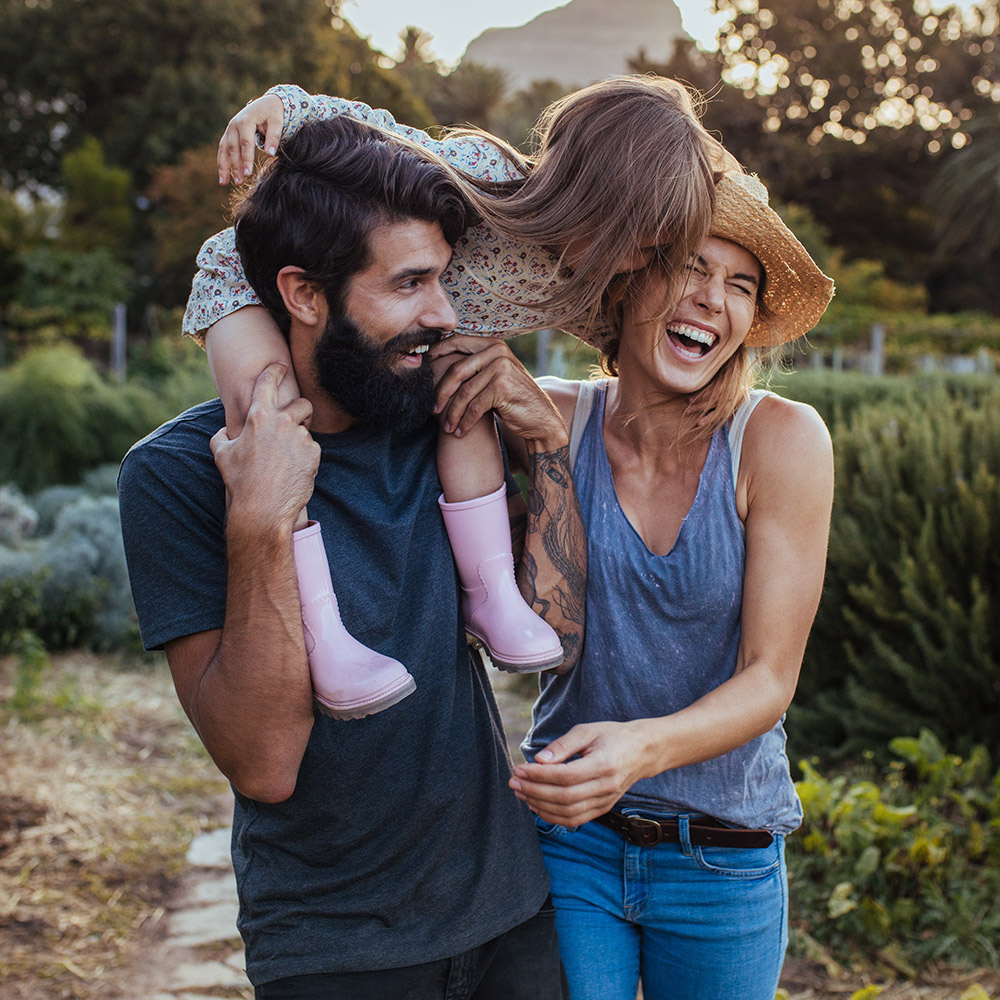una pareja que camina en el jardín
