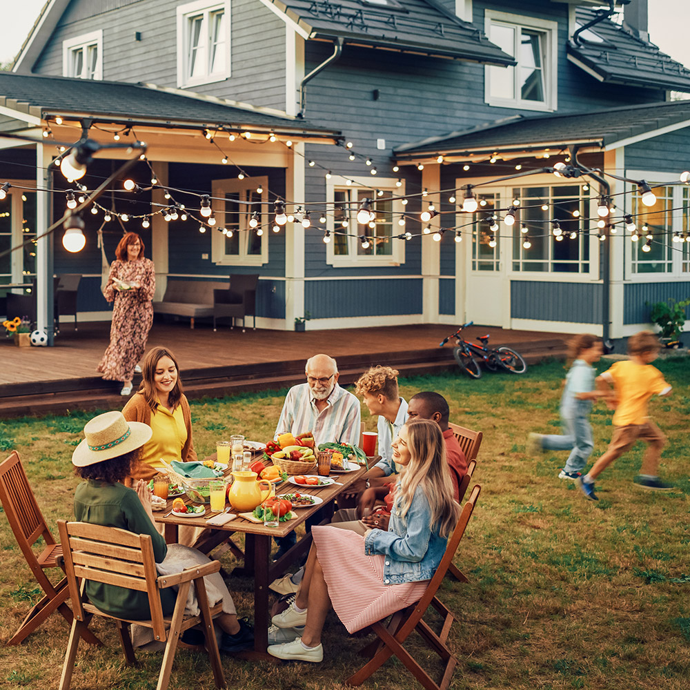 una familia en una barbacoa al aire libre