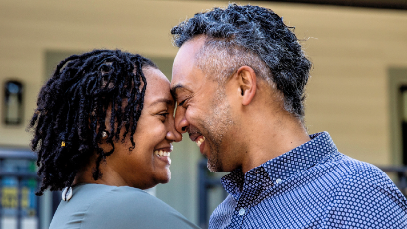 Una pareja abrazándose