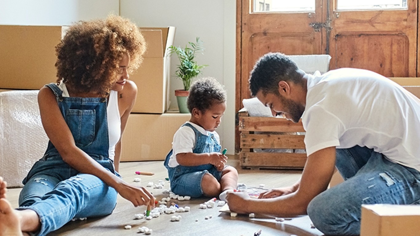 Pareja jugando con su hijo