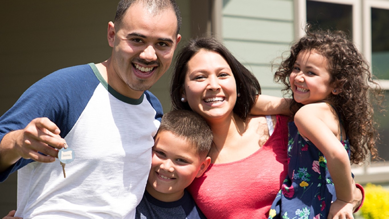 Una familia que ha cerrado la compra de una casa