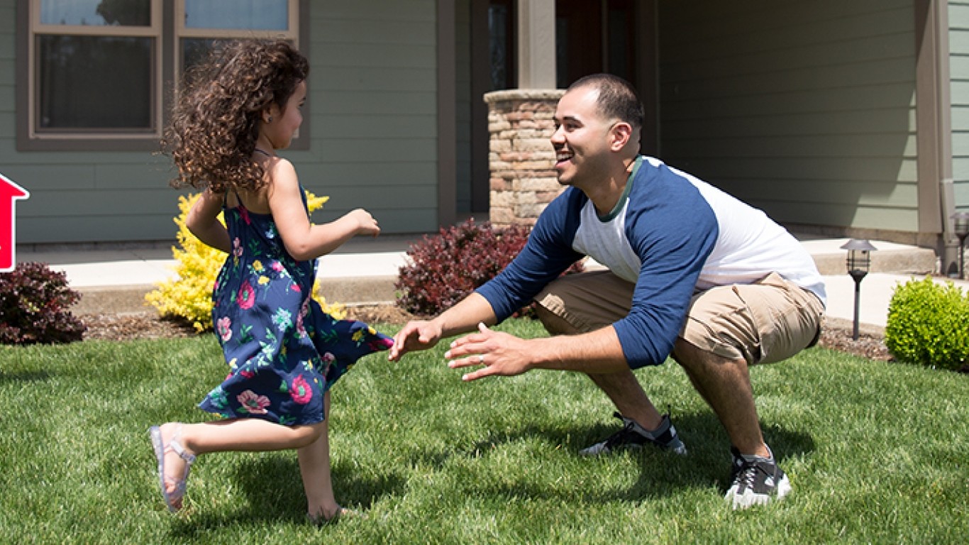 Niña corriendo hacia su padre