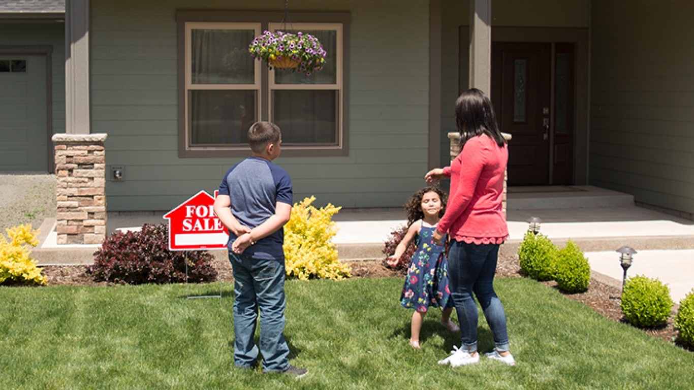 Familia frente a una casa en venta