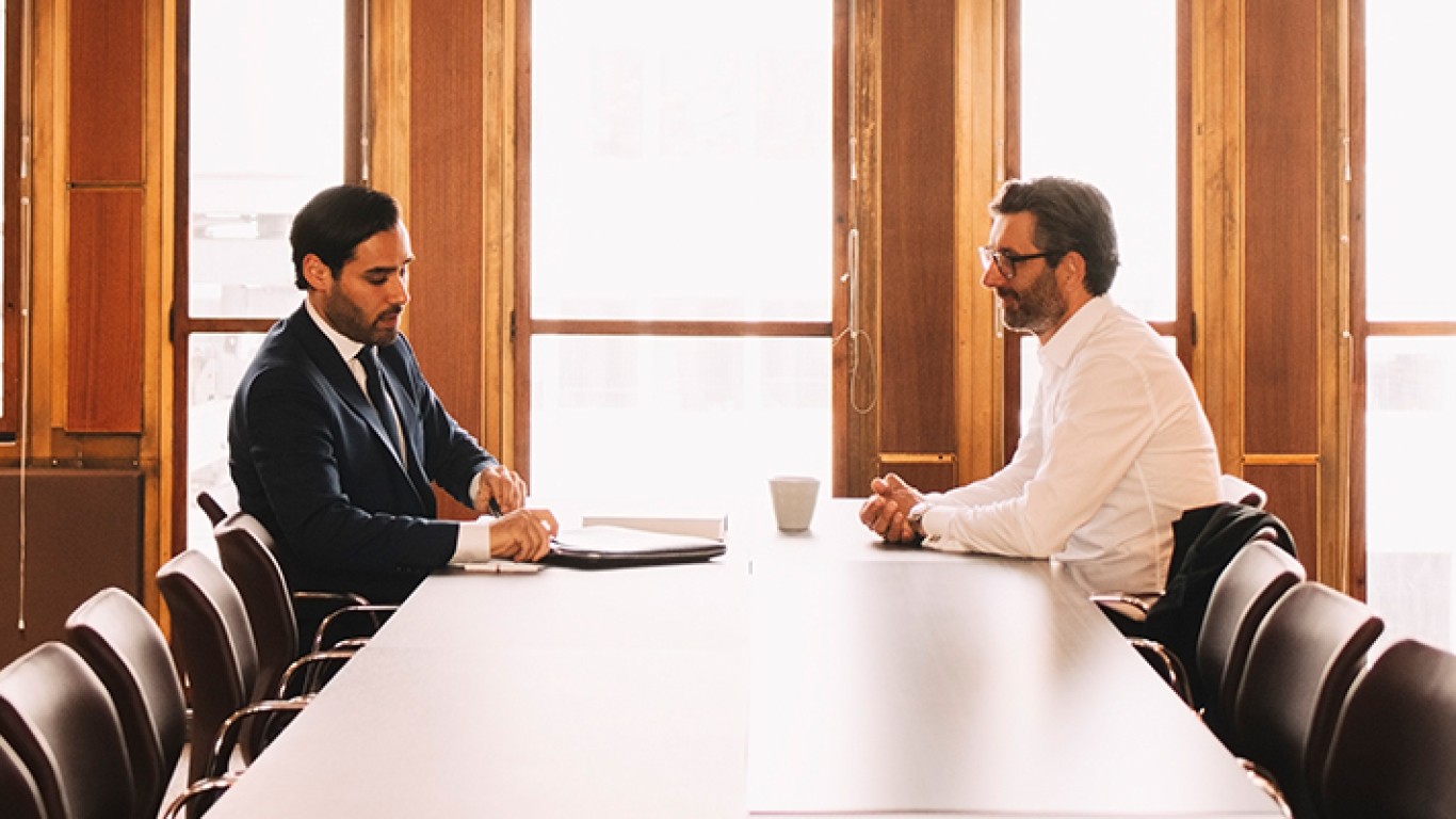 Dos abogados hablando