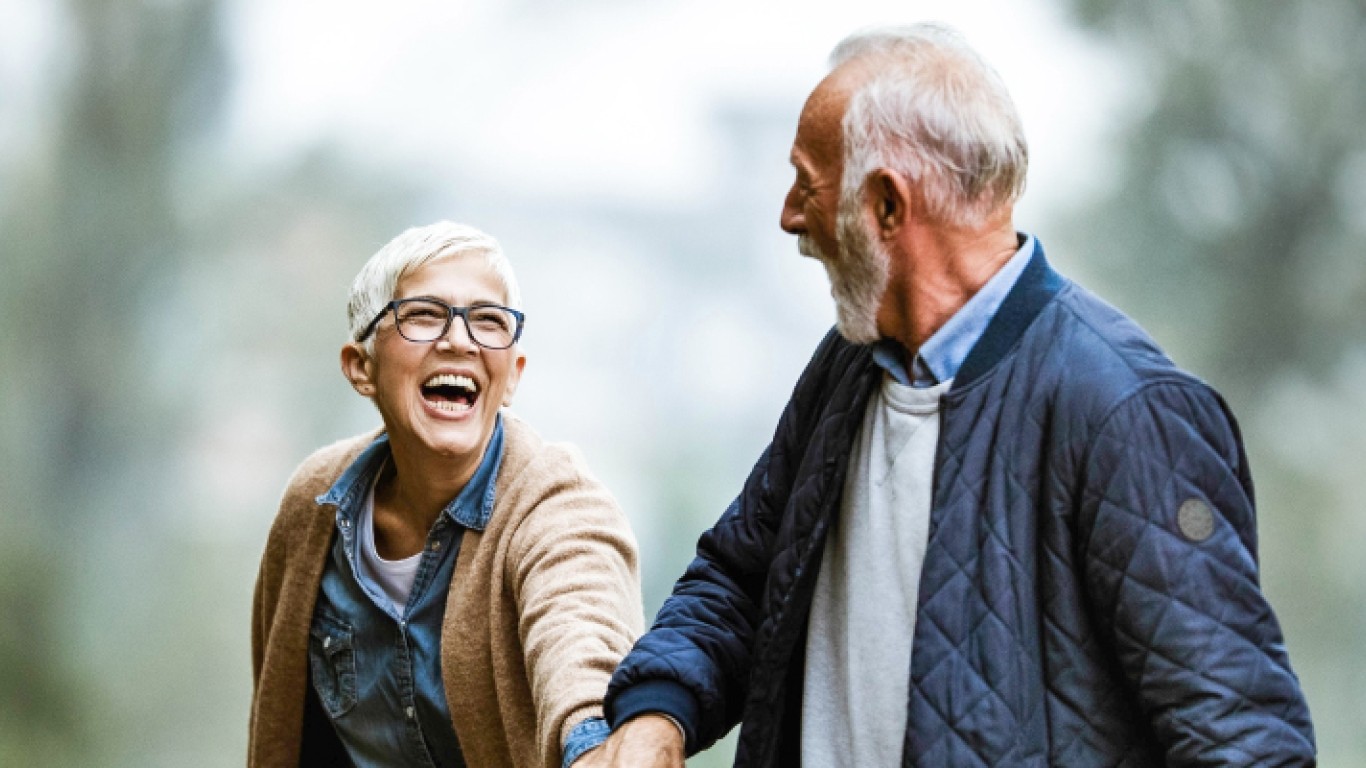 Pareja de adultos mayores riéndose