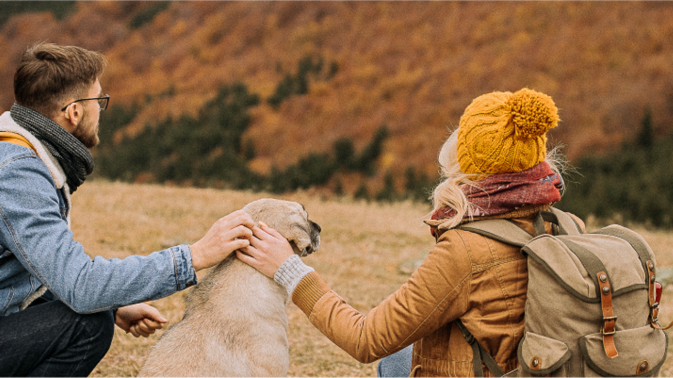 Dos personas en una excursión con su perro