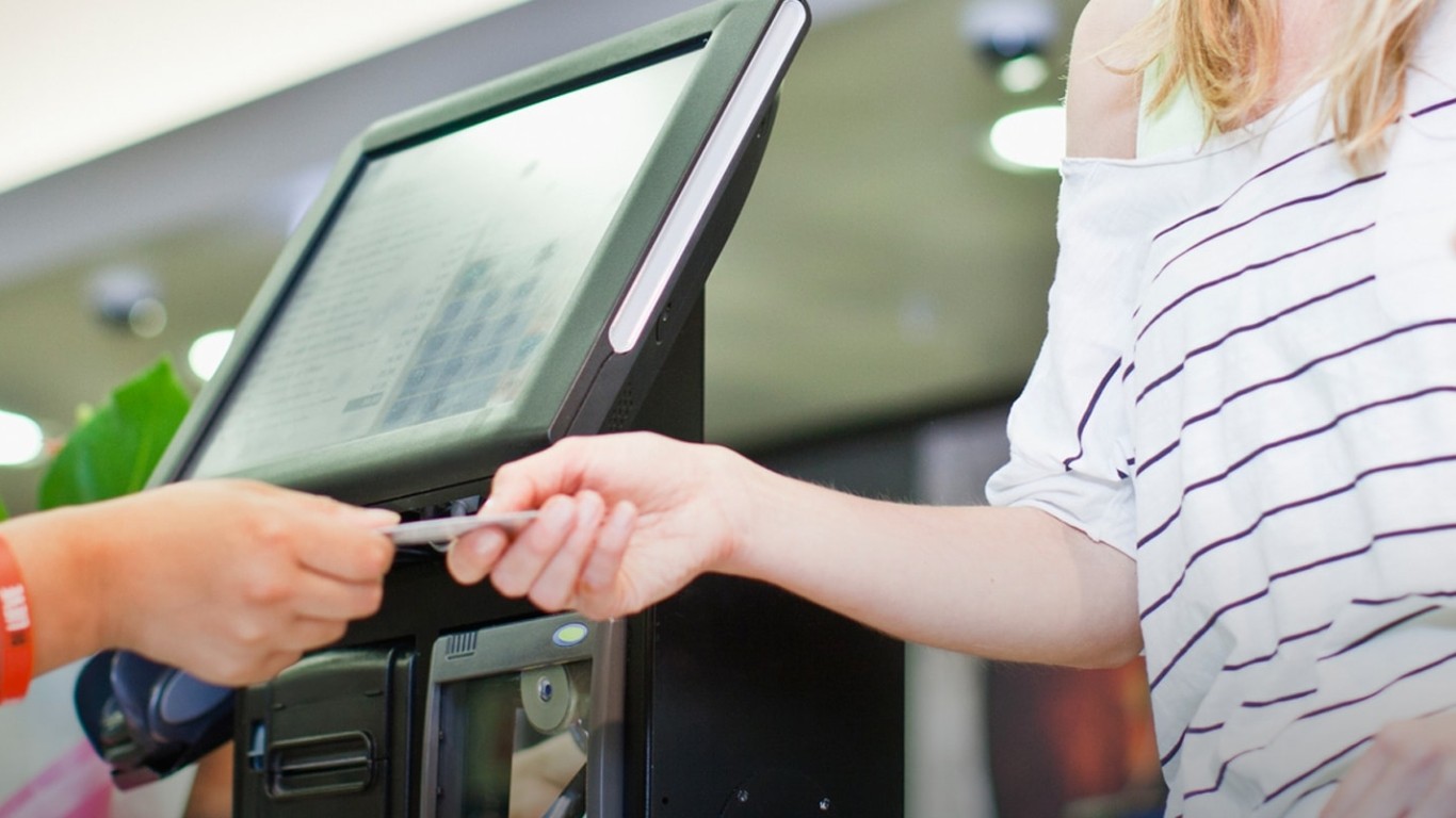 mujer usando una tarjeta de crédito para pagar