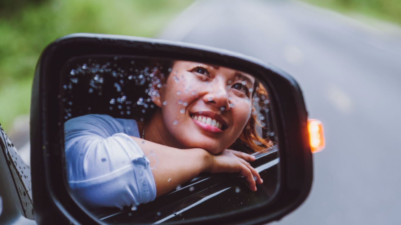 una mujer dentro de un automóvil