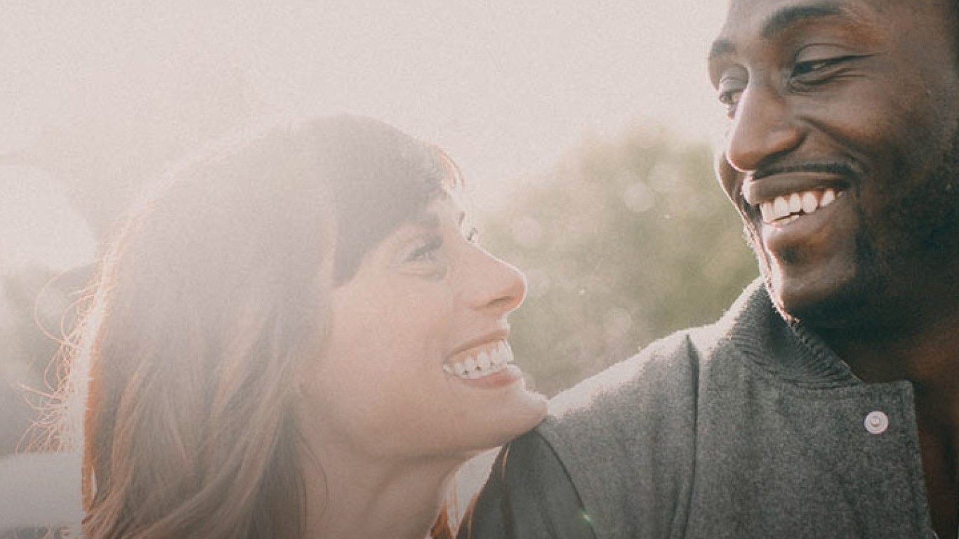 Una pareja mirándose y sonriendo