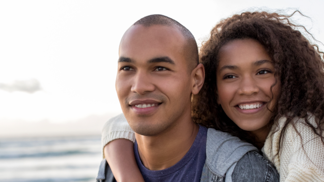 una pareja en la playa