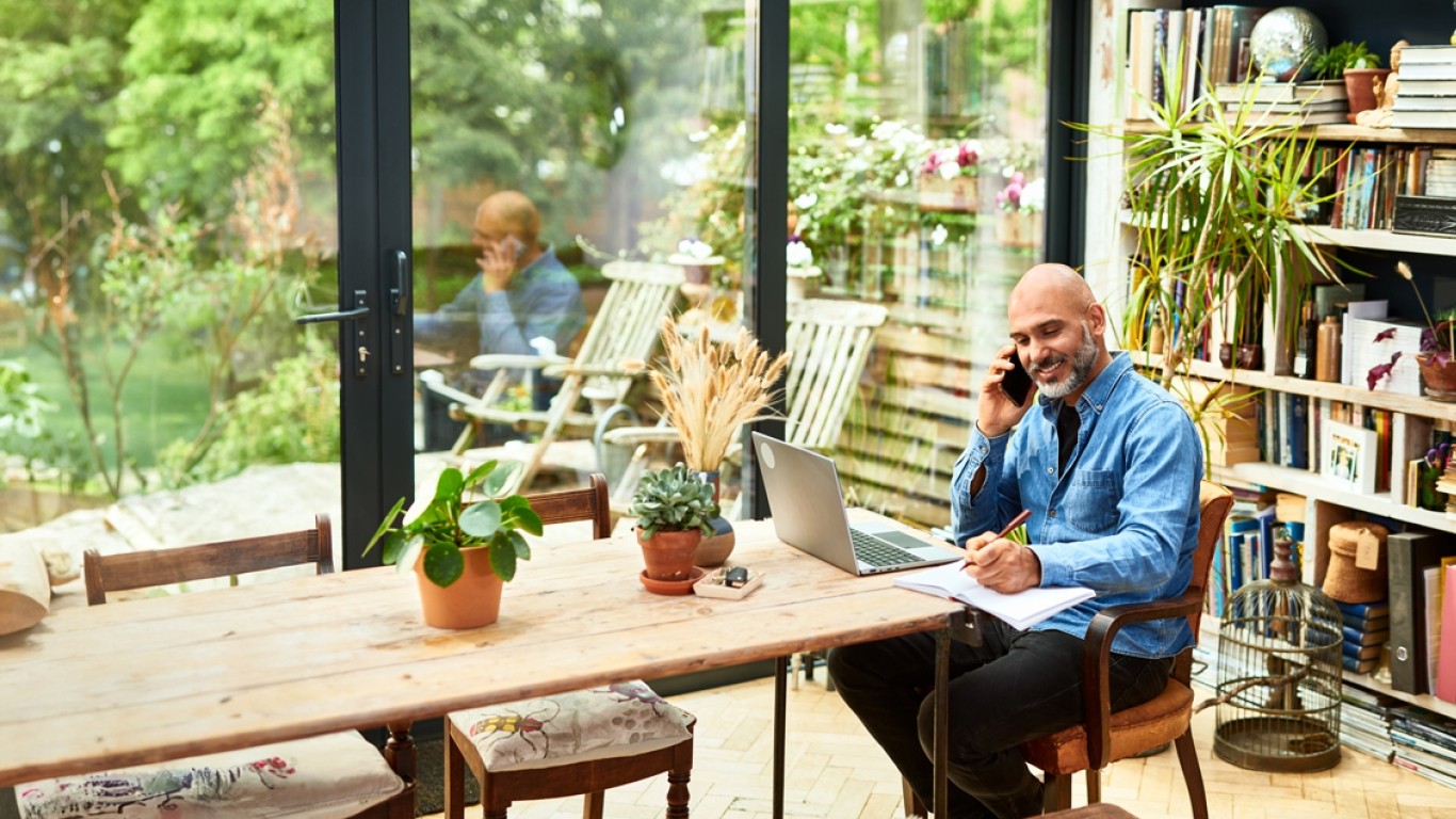 Hombre de negocios feliz hablando por teléfono