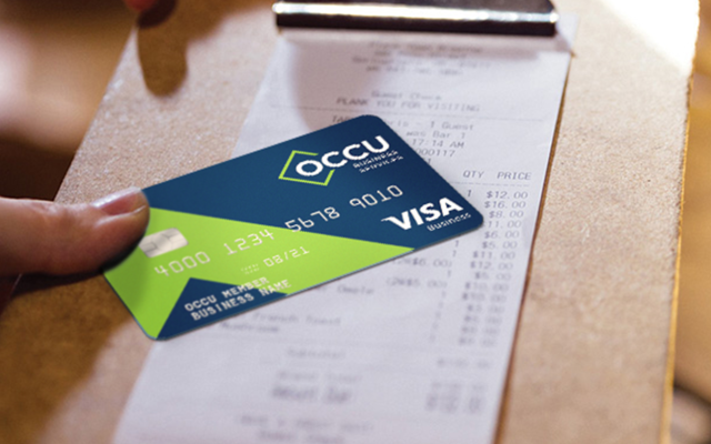 Hombre pagando con una tarjeta de crédito de OCCU.