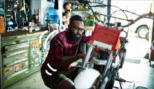 Hombre trabajando en una motocicleta