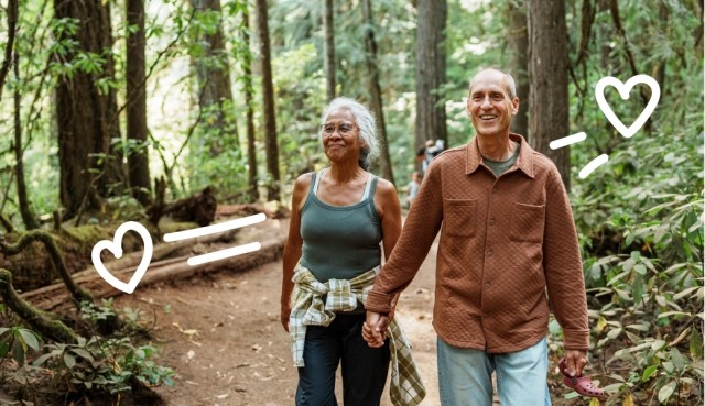 Pareja haciendo senderismo en el bosque