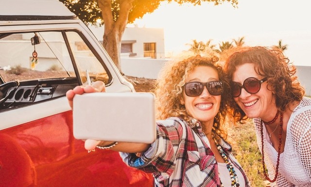Una mujer de viaje por la carretera en una furgoneta de VW