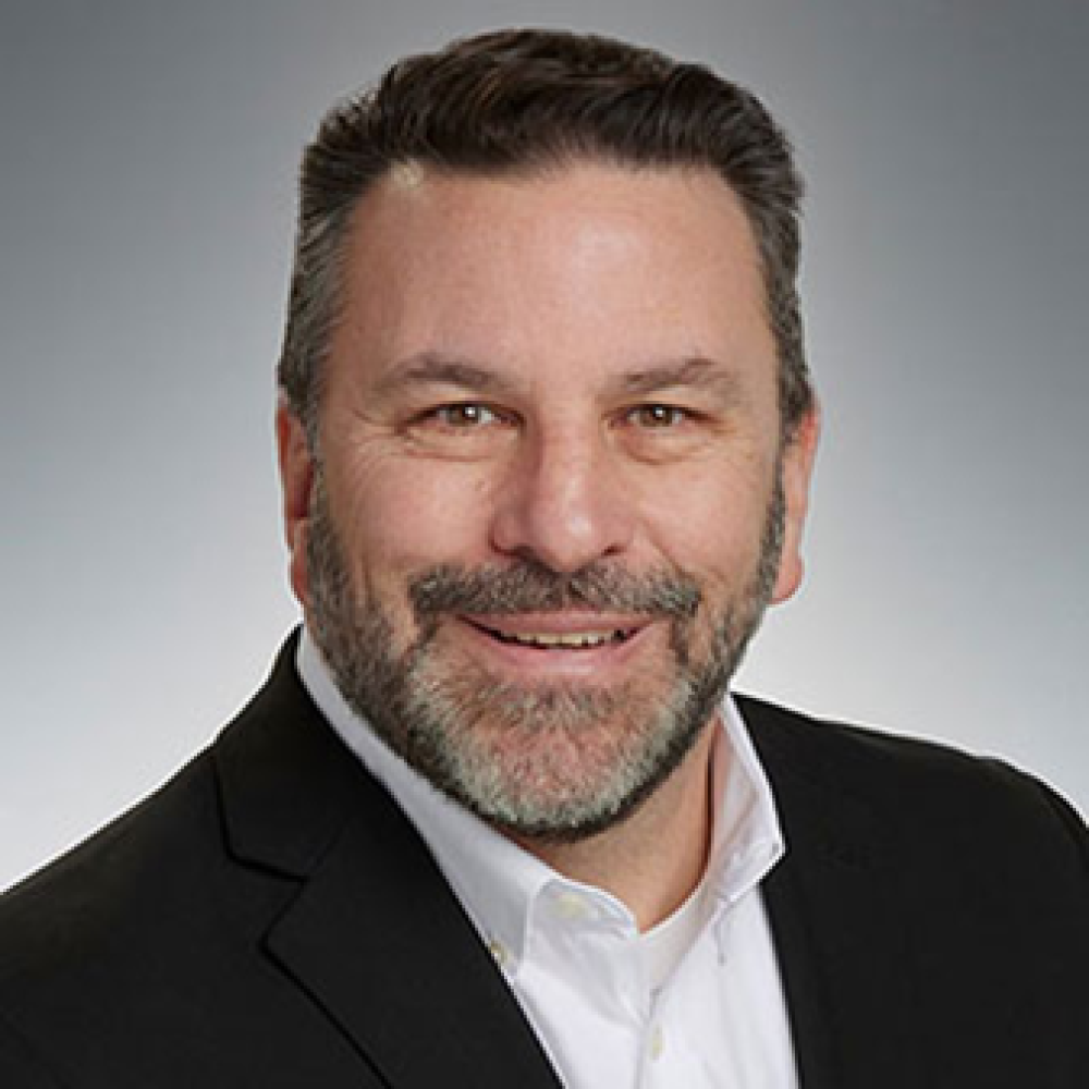 Greg Young, Vicepresidente de servicios de seguros