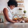 Mujer parada en la cocina mirando sus documentos
