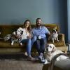 pareja en el sofá con perros