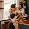 una familia que juega en la cocina